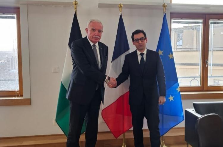 الوزير المالكي خلال لقائه وزير خارجية فرنسا ستيفان سيجورنيه في بروكسل